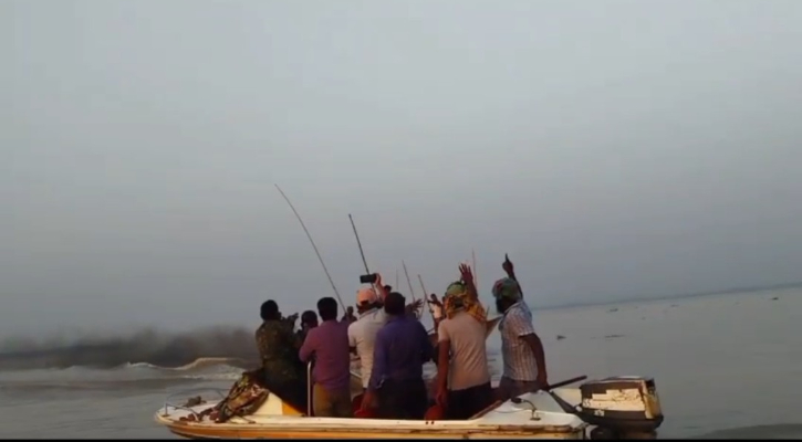 ‘গুলিকেও ভয় পায় না জেলেরা’